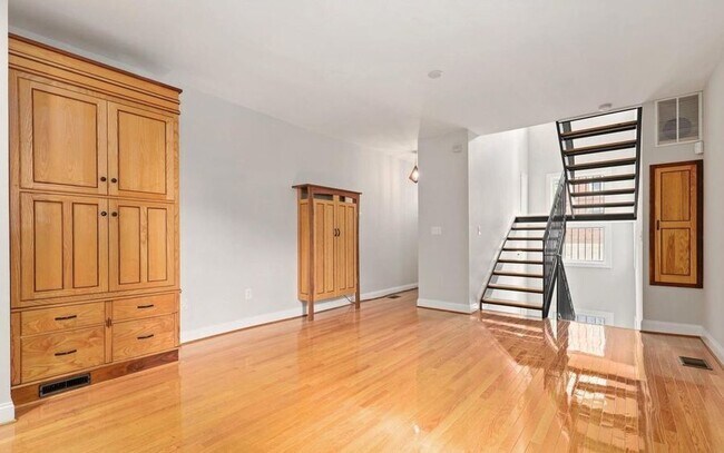 Foto del edificio - Gorgeous 4-Bed Rowhome with Private Roofto...