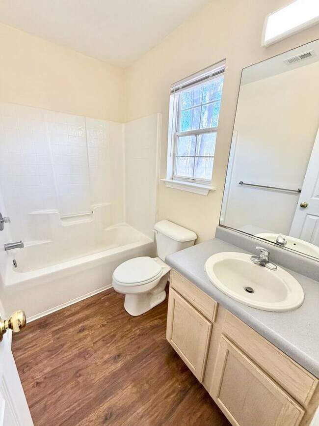 Foto del edificio - 3-bedroom, 2-bath home with high ceilings and a spacious backyard in Rincon,GA