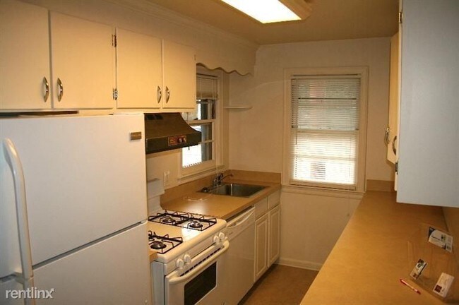 Building Photo - 3 br, 1.5 bath House - 1395 Kensington Dr