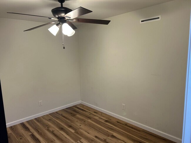 Foto del edificio - 348 McLean Ave