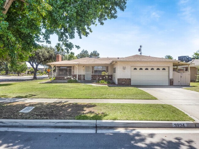 Building Photo - Spacious home on corner lot with 3 br/2ba ...