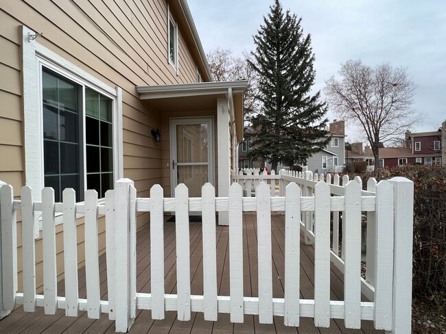 Building Photo - Charming 2 Bed 2 Bath Townhouse Available ...