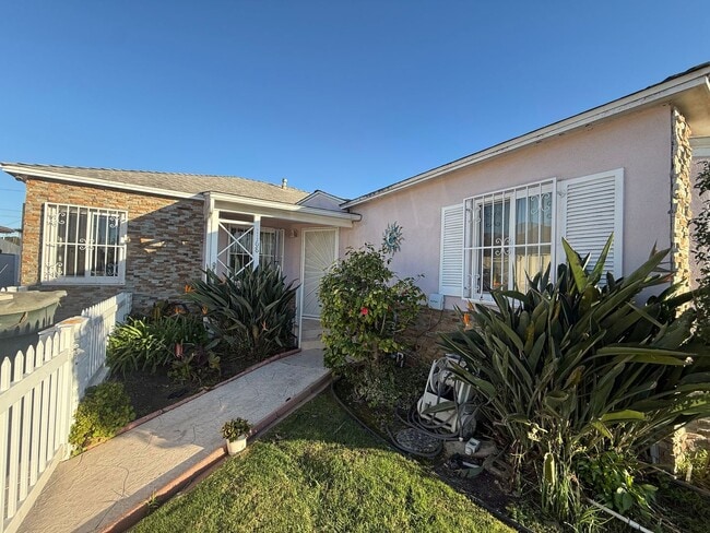 Foto del edificio - Charming 3BR/1.5BA Home with Cozy Fireplace