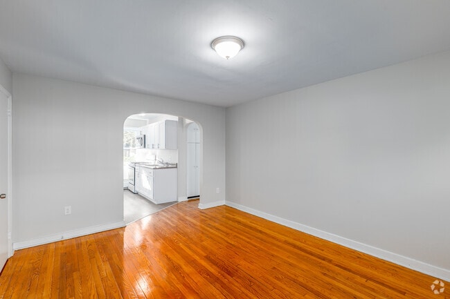 2BR, 1BA - 686SF - Living Room - Mapleview Apartments