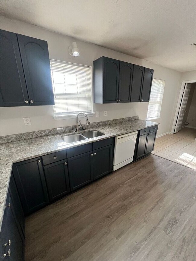 Foto del edificio - READY NOW!!! Beautiful 3 bedroom 2 bath HOME in Snellville!