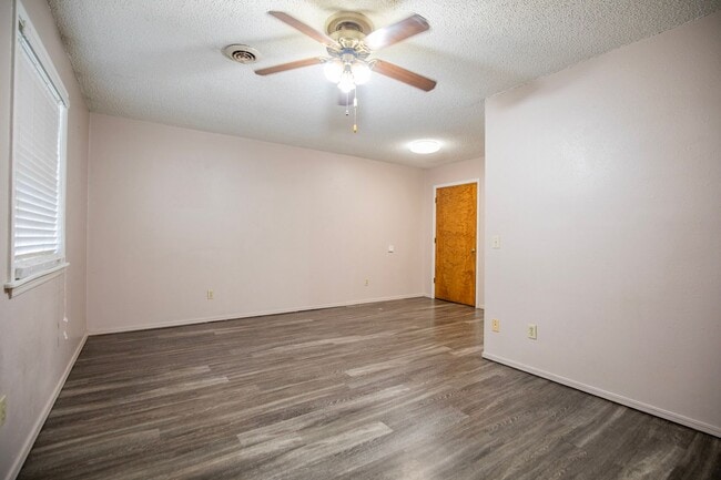Building Photo - ***405 SE 4th Street***