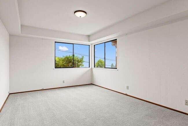 Building Photo - 511 Lakemead Way