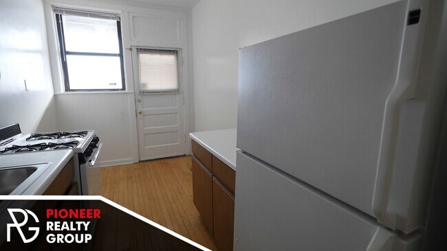 Building Photo - 813 W Waveland Ave