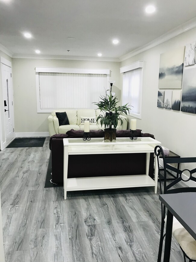 Living room - 4389 Quebec St