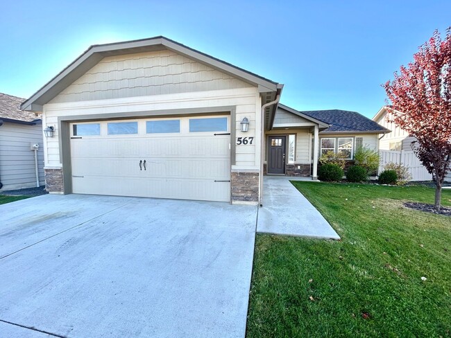 Building Photo - 3 bedroom, 2 bathroom with a 2-Car Garage!