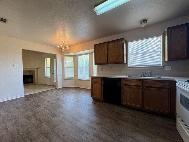 Building Photo - 360 Virtual Tour Available