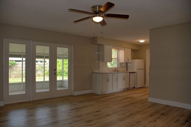 Foto del edificio - 4 bedroom 2 bath  single-family home in Co...