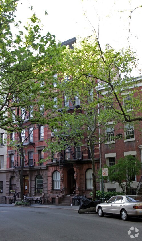 Building Photo - 42 Morton St