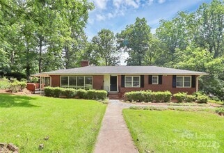 Building Photo - 207 Oak Dr