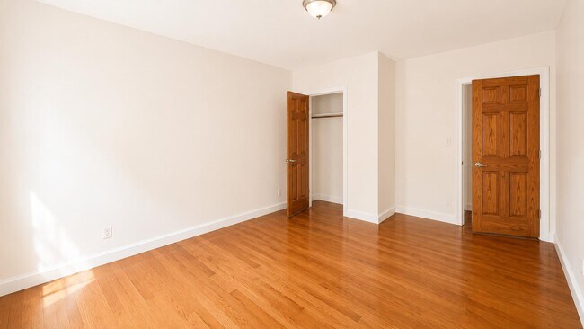 Building Photo - 30 Dongan Pl