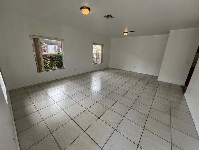 Building Photo - Great 3 Bedroom Home