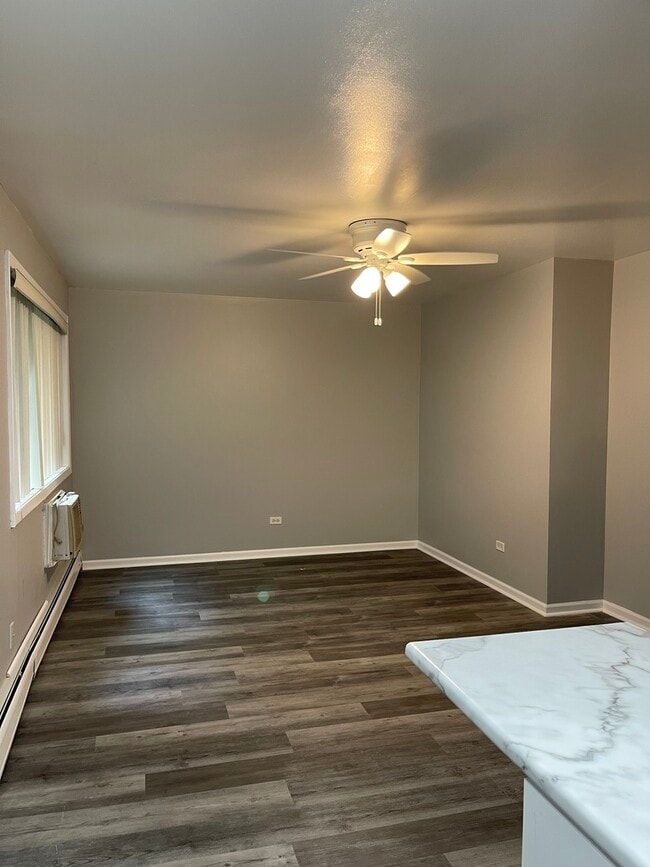 Building Photo - 510 W Fullerton Pkwy