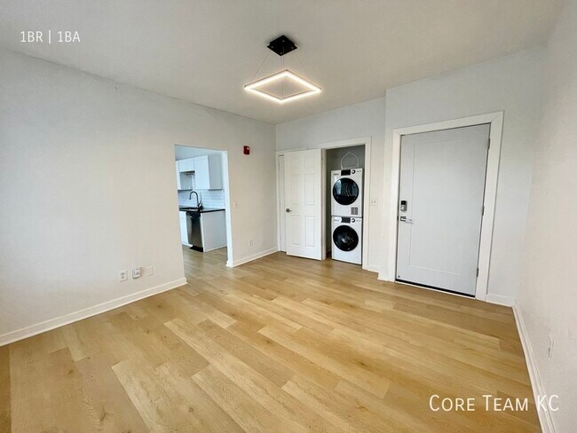 Building Photo - Newly Renovated Top Floor 1 Bedroom