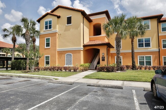 Building Photo - Beautiful 2/2 Spacious Condo with a Screen...