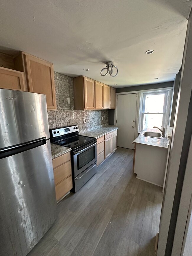 Building Photo - 3 Bed, 1 Bath Townhome