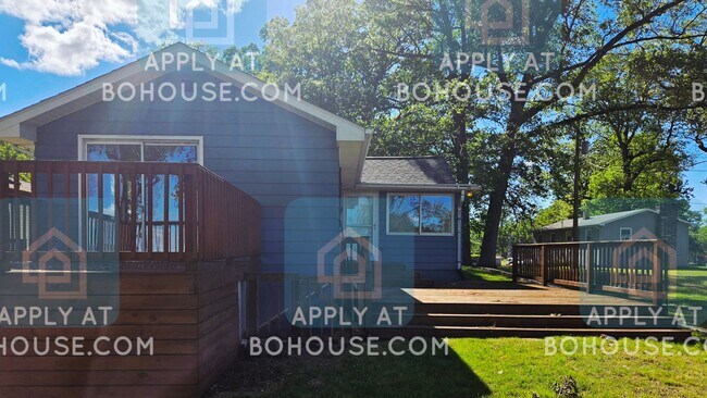 Building Photo - AVAILABLE SOON! LAKEFRONT 2 BED 1.5 BATH H...