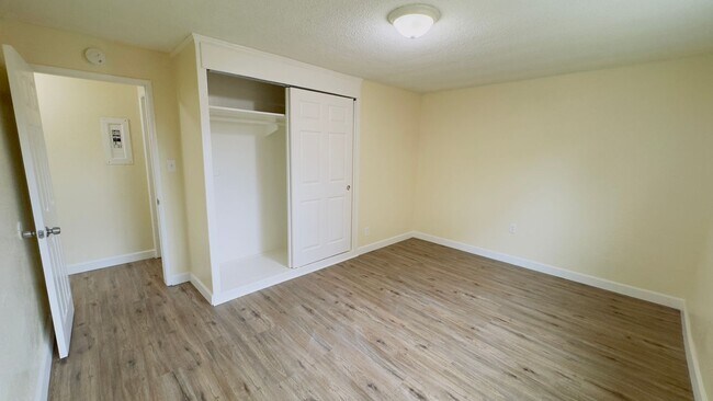 Foto del edificio - MOVE IN SPECIAL- Downstairs 2 bedroom +1 bath, patio. AVAILABLE NOW!!