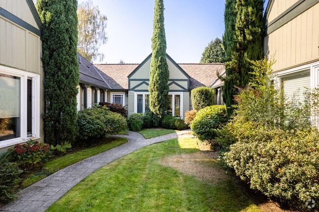 Courtyard - Pembrooke Gardens Condominiums