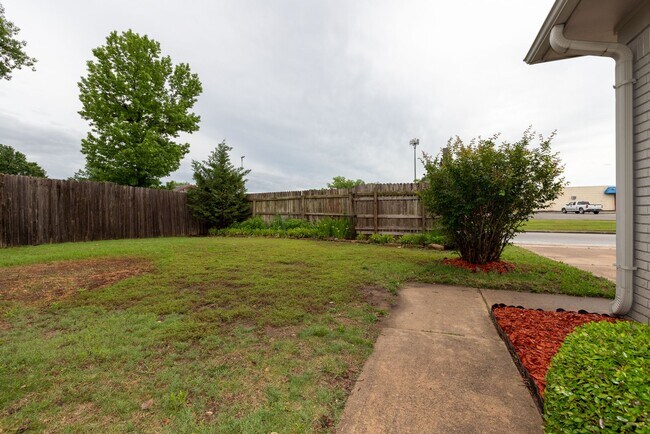 Building Photo - Newly Renovated 3 Bed / 2 Bath Duplex in T...