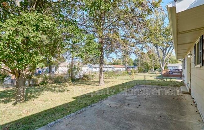 Foto del edificio - 1405 Willowbrook Dr