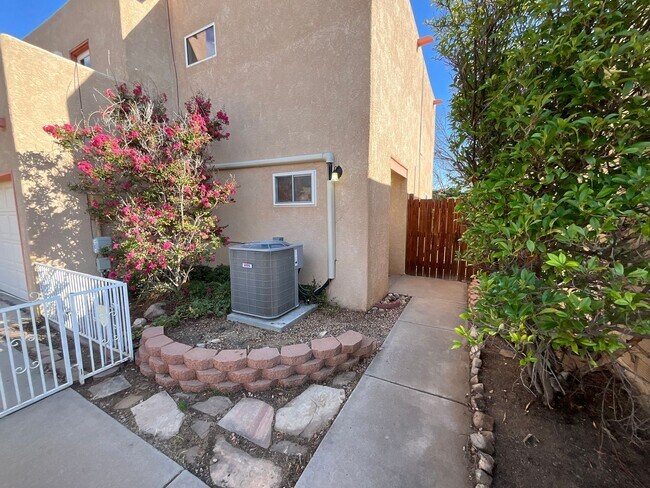 Building Photo - 3 Bedroom Home Available Near Osuna Rd NE ...