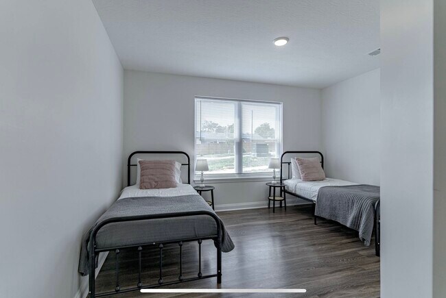 Foto del edificio - 1315-2A Farmingdale Dr