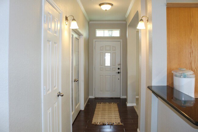 Building Photo - 210 Ponderosa Dr