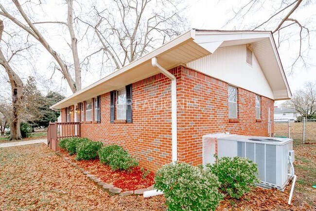 Building Photo - 3116 Cora Ave