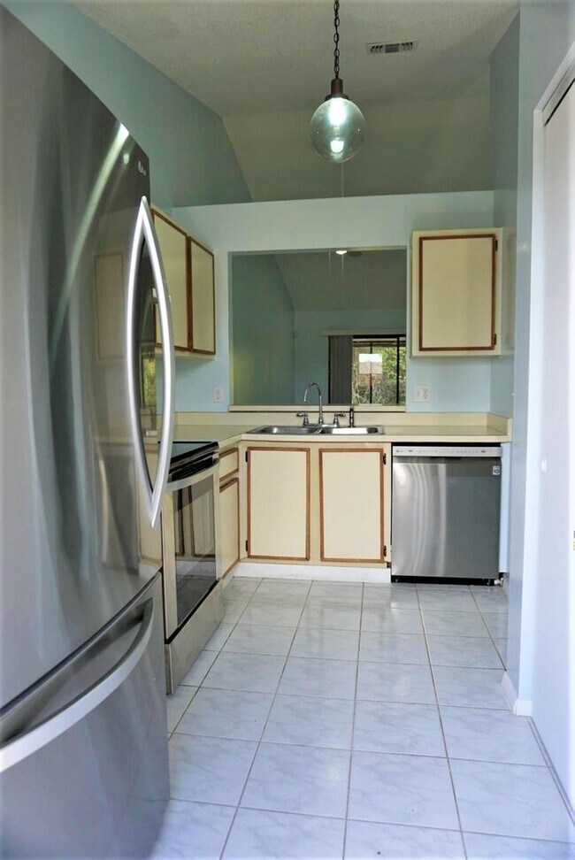 Building Photo - CREEKSIDE VILLAS AT MEADOW WOODS 13/103 LO...