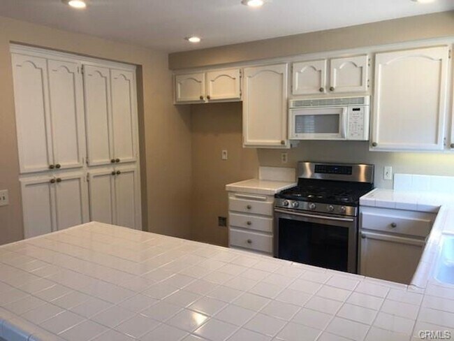 Foto del edificio - Beautiful End-Unit Townhome in the Desirab...