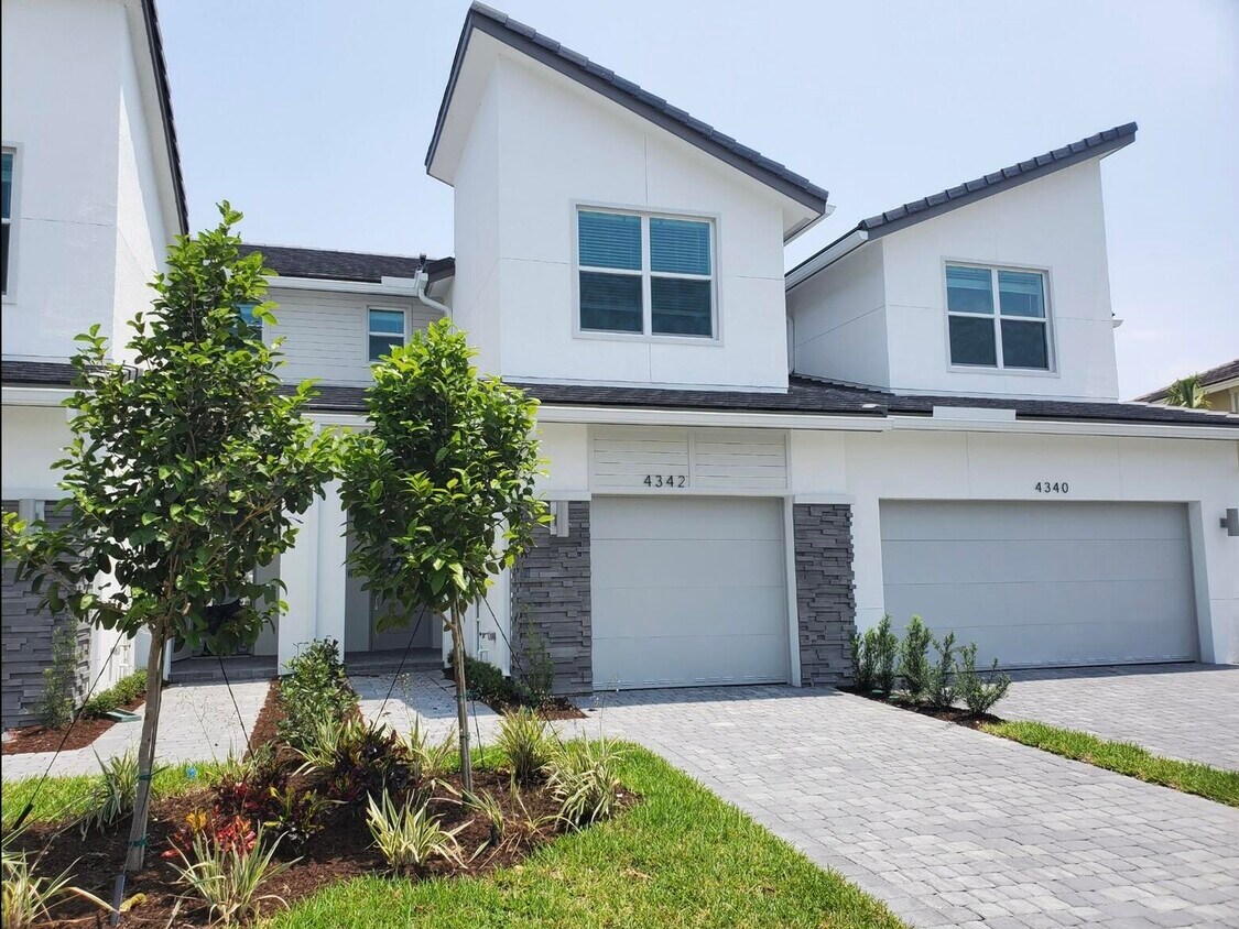 4342 Lago Dr, Lighthouse Point, FL 33064 Townhome Rentals in