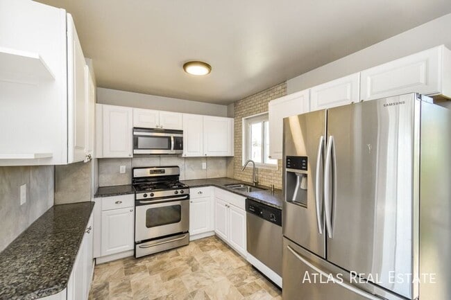 Building Photo - 4340 College View Dr