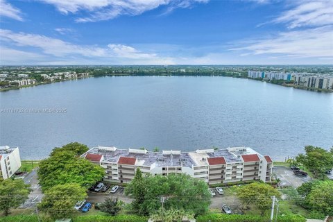 Foto del edificio - 118 Lake Emerald Dr