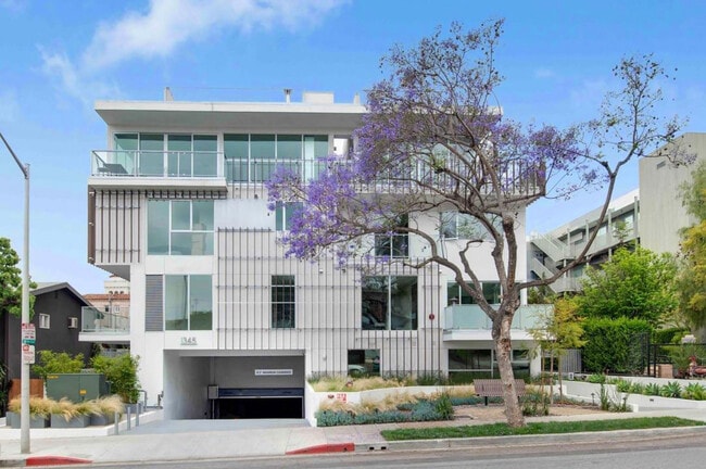 Building Photo - 1345 Havenhurst Dr