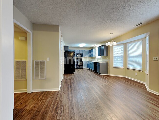 Foto del edificio - 4010 Logan Cir