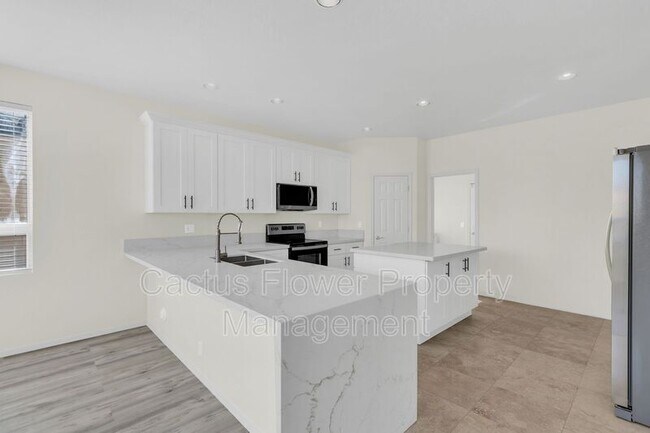 Building Photo - 846 W Carob Dr
