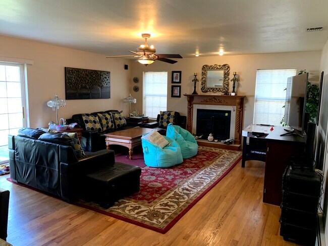 Family or Hall - 1116 Waverly Ave