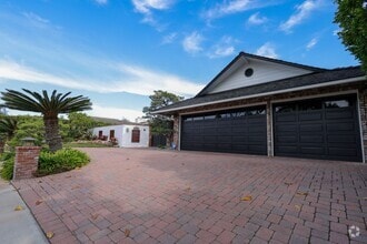 Building Photo - 1542 Santiago Dr