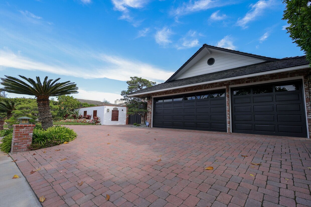 Primary Photo - Luxurious Newport Beach Home
