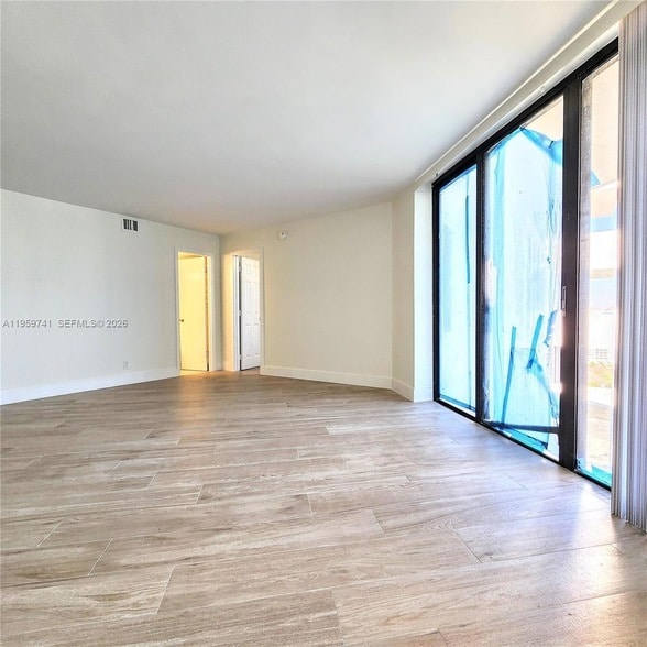 Building Photo - 18181 NE 31st Ct