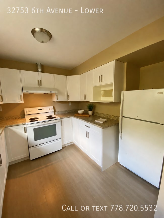 Building Photo - Half Duplex 2 Bedroom 1 Bath