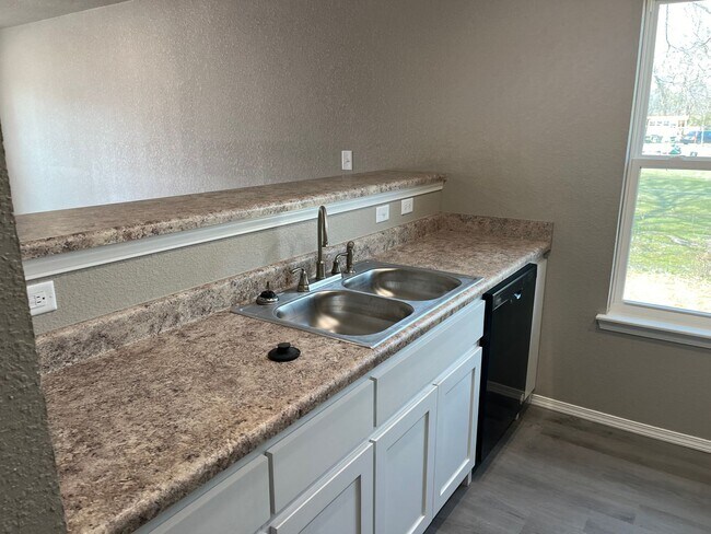 Foto del edificio - 222 W 8th Duplex