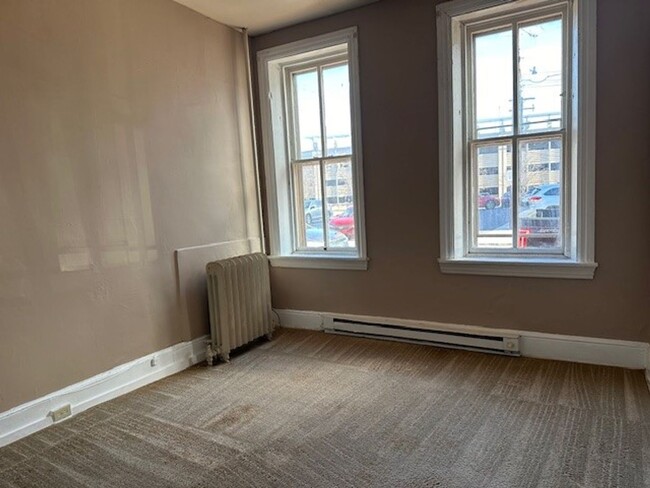 Building Photo - 1st Floor 1 Bedroom 1 Bathroom Apartment F...