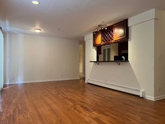 Building Photo - Spacious 3-Bedroom Condo in Prime Russian ...