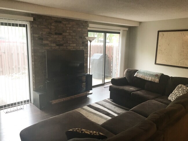 Foto del edificio - 4441 Cedar Lake Rd S